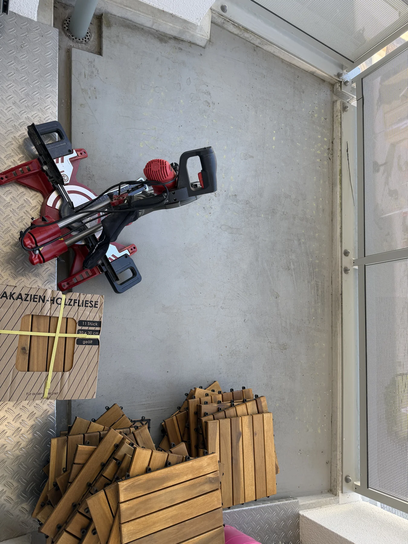 Prozess der Holzfliesen Montage