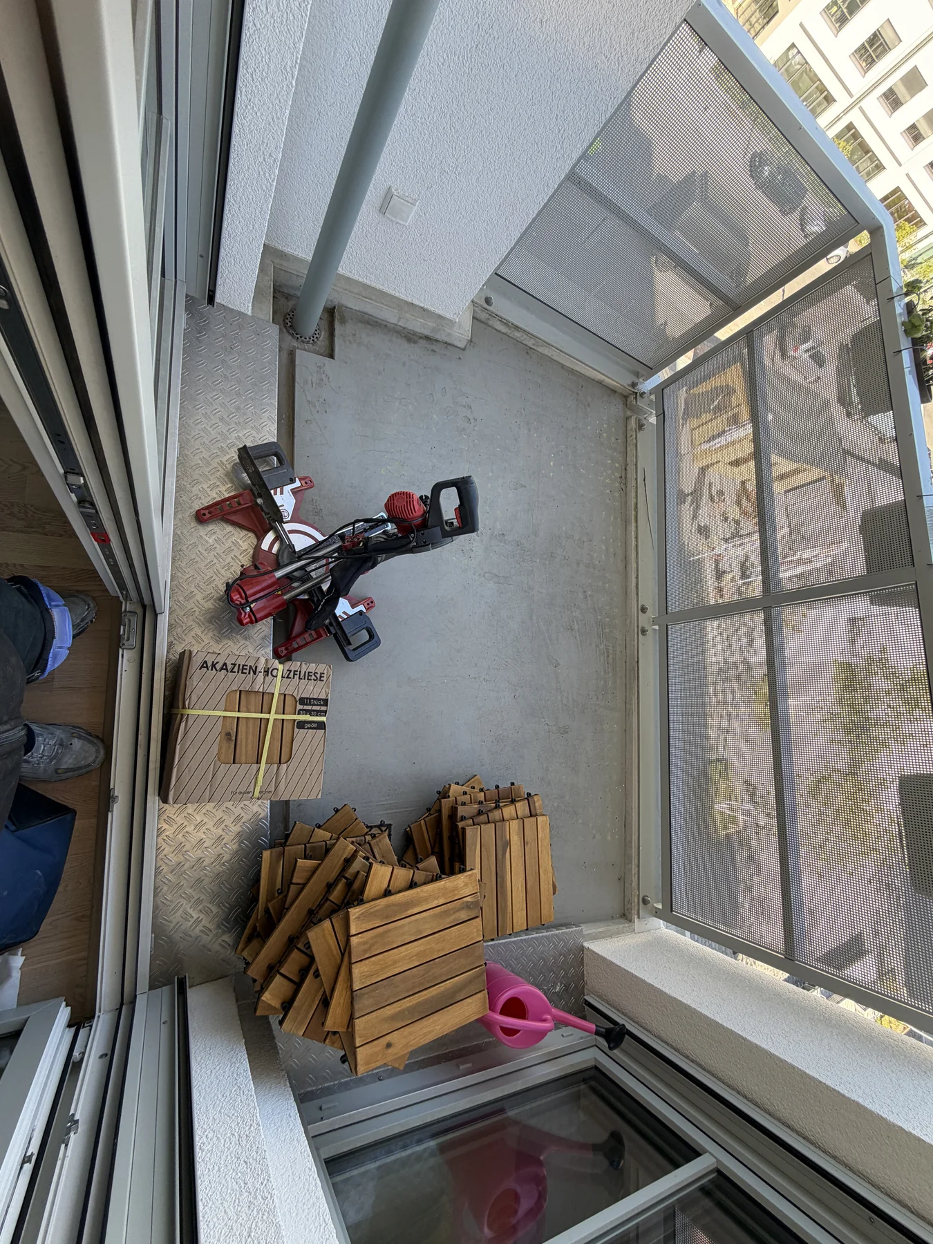 Balkon vor der Holzfliesen Montage