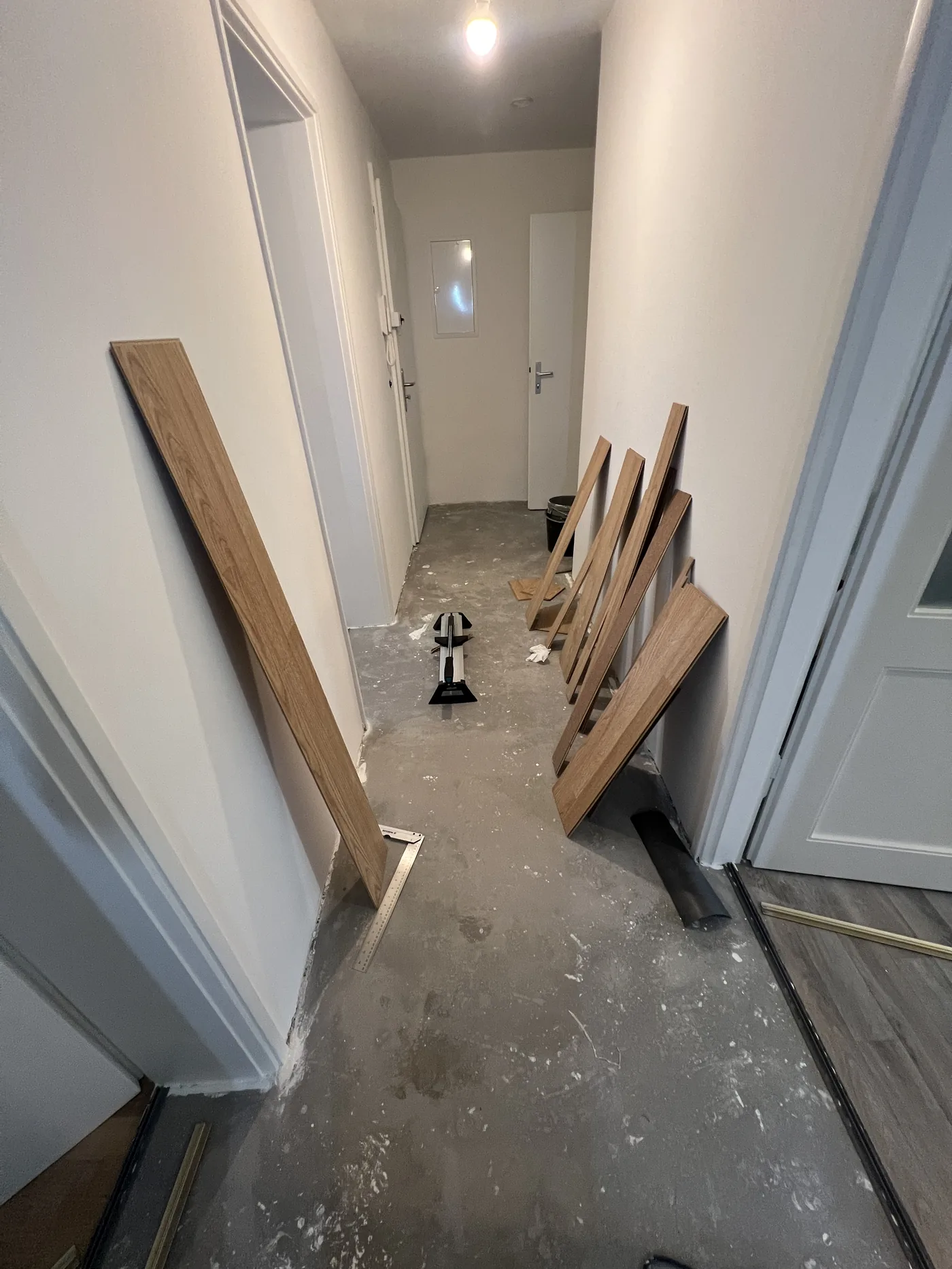 Material und Untergrund im Flur vor der Renovierung