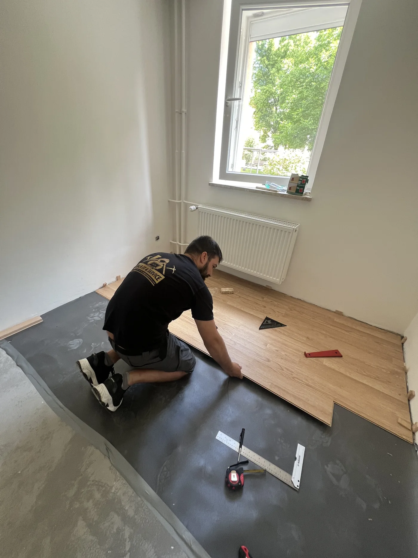 Laminatboden wird fachgerecht verlegt