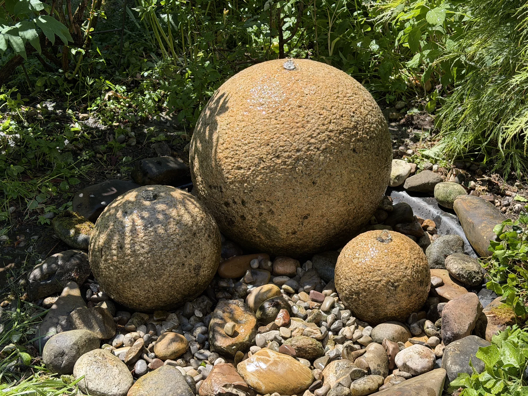 Fertig gereinigte und installierte Gartenfontäne