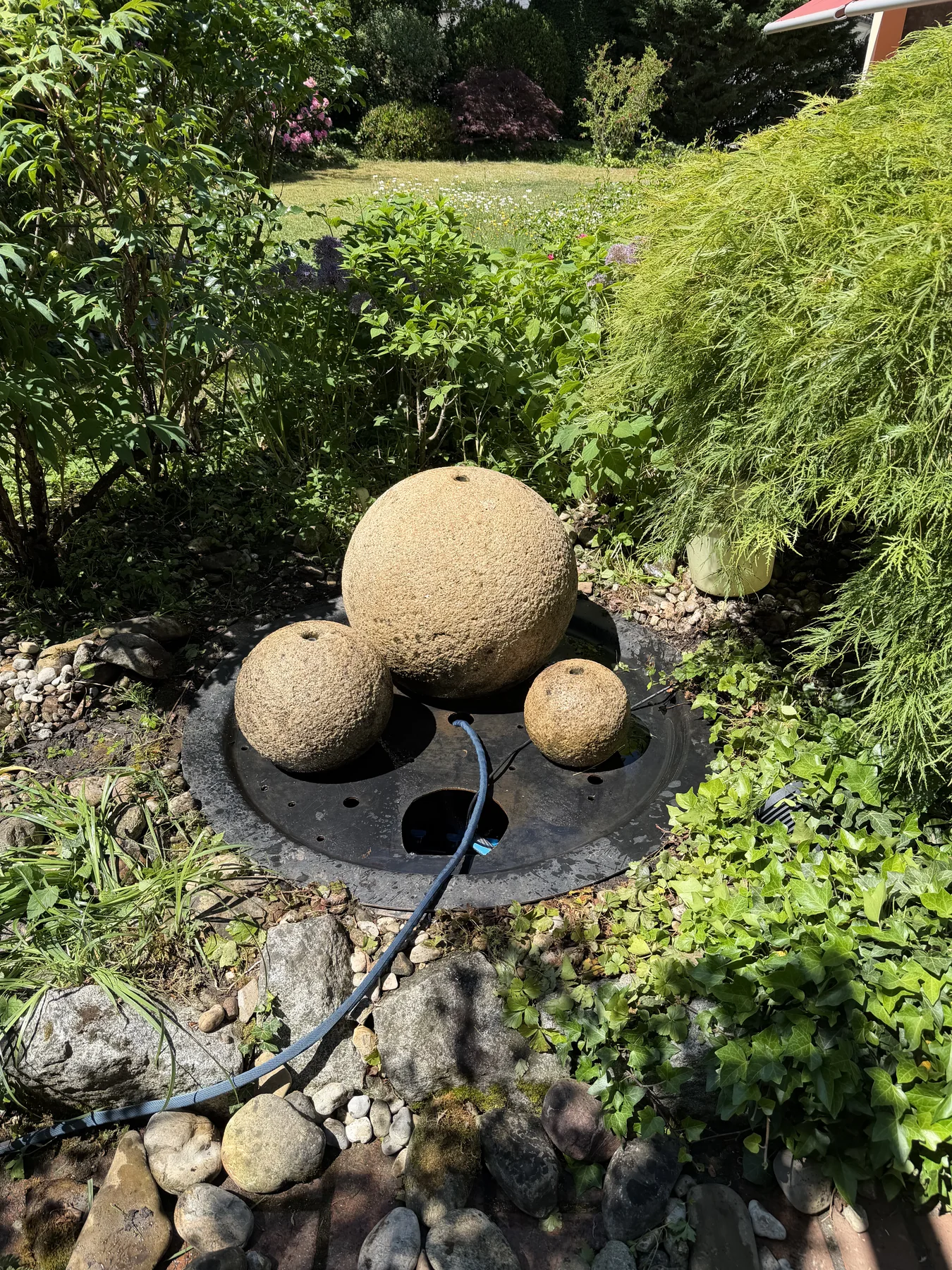 Neue Installation der Gartenfontäne