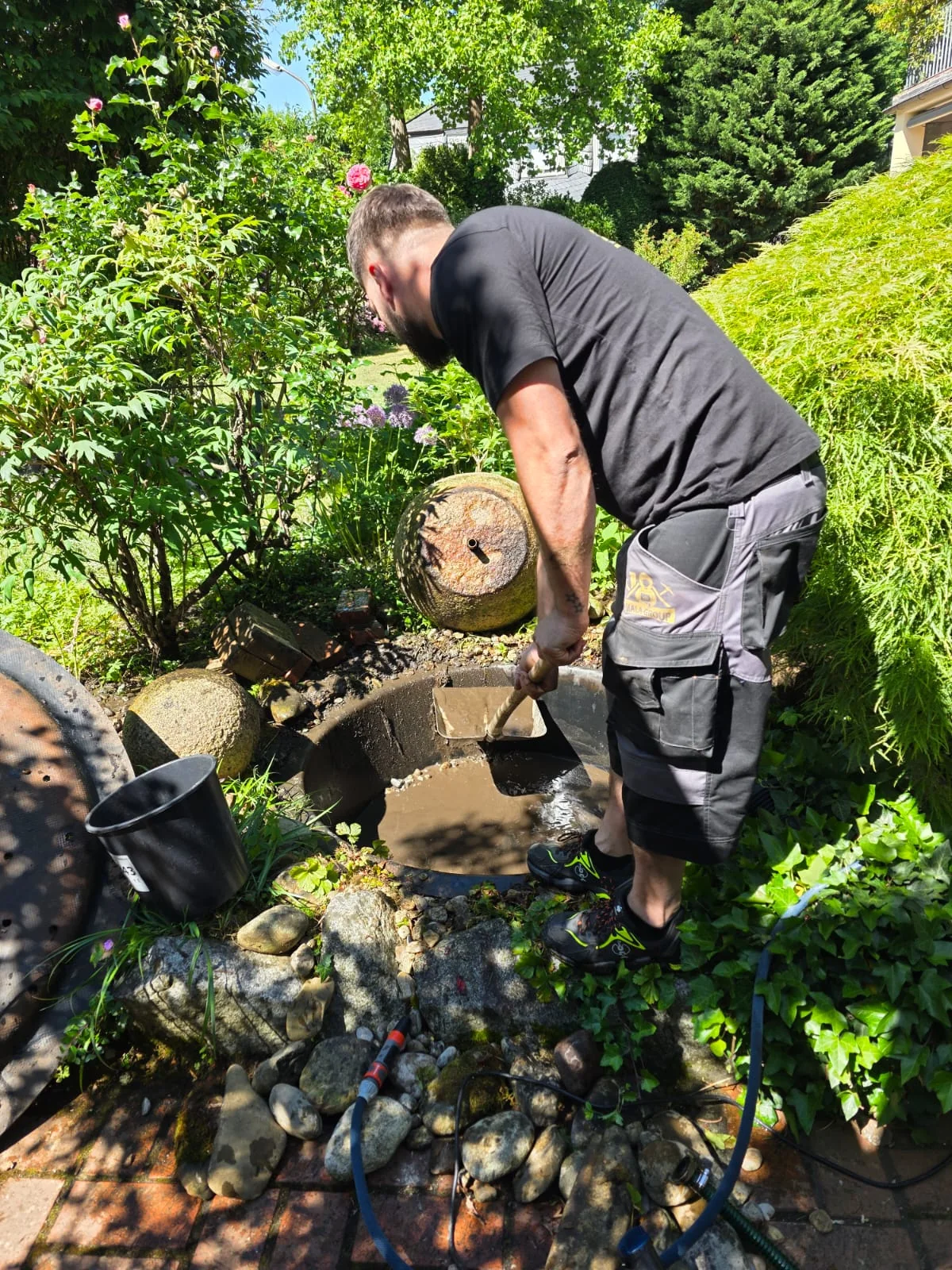 Gartenfontäne wird gereinigt