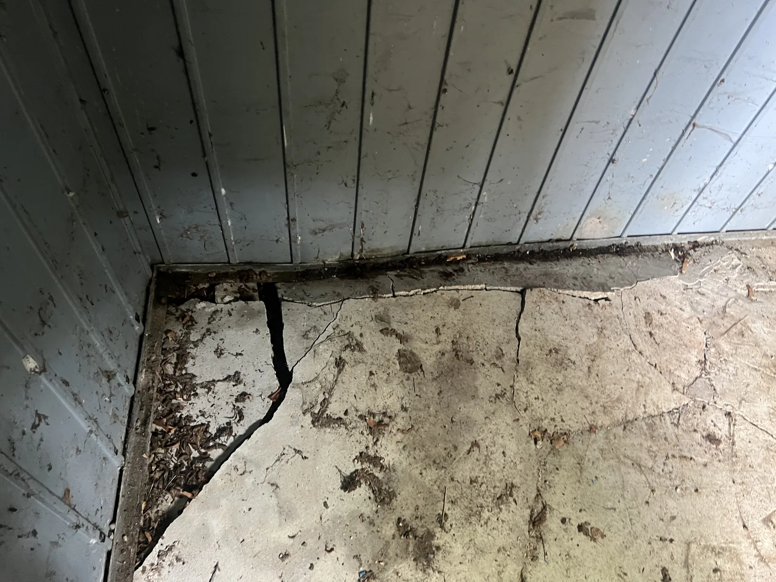 Risse und Schäden am alten Betonboden