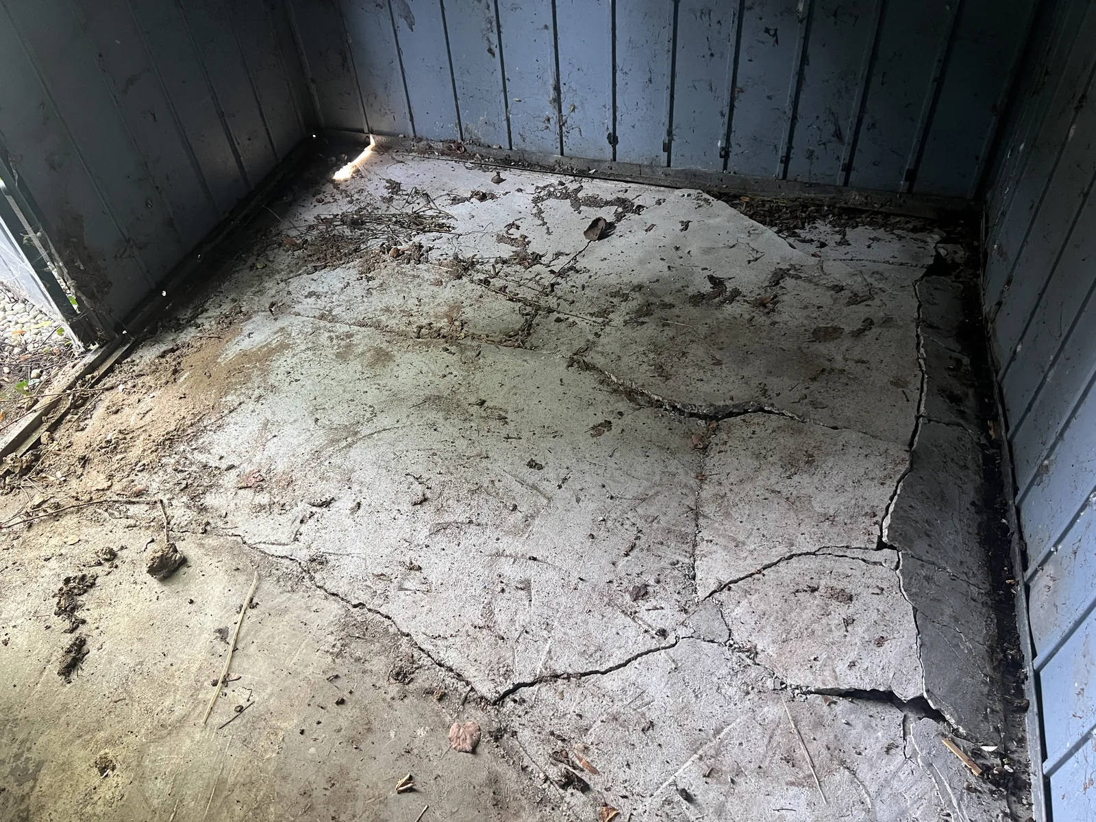 Alter Betonboden im Gartenhaus
