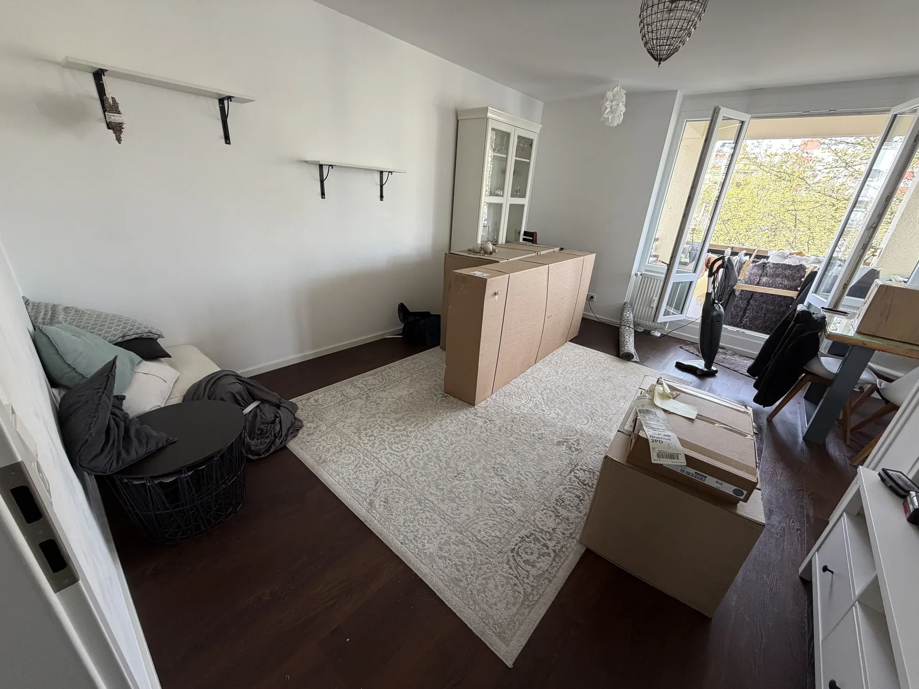 Wohnzimmer während der Möbelmontage