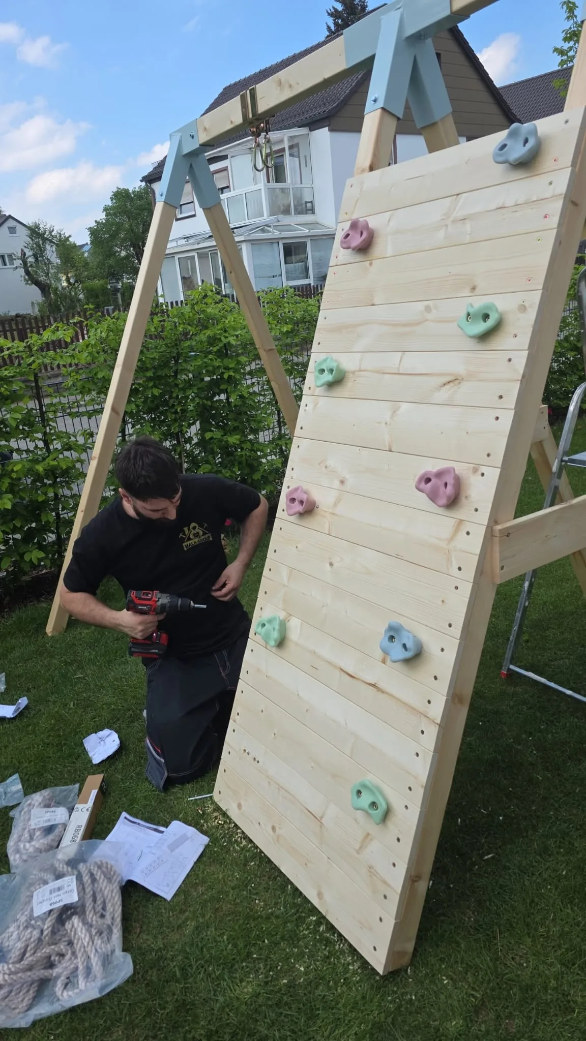 Detailarbeit am Holz Spielturm