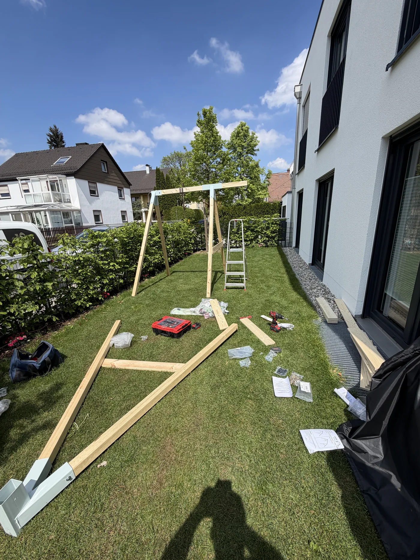 Garten vor und während der Spielturm Montage