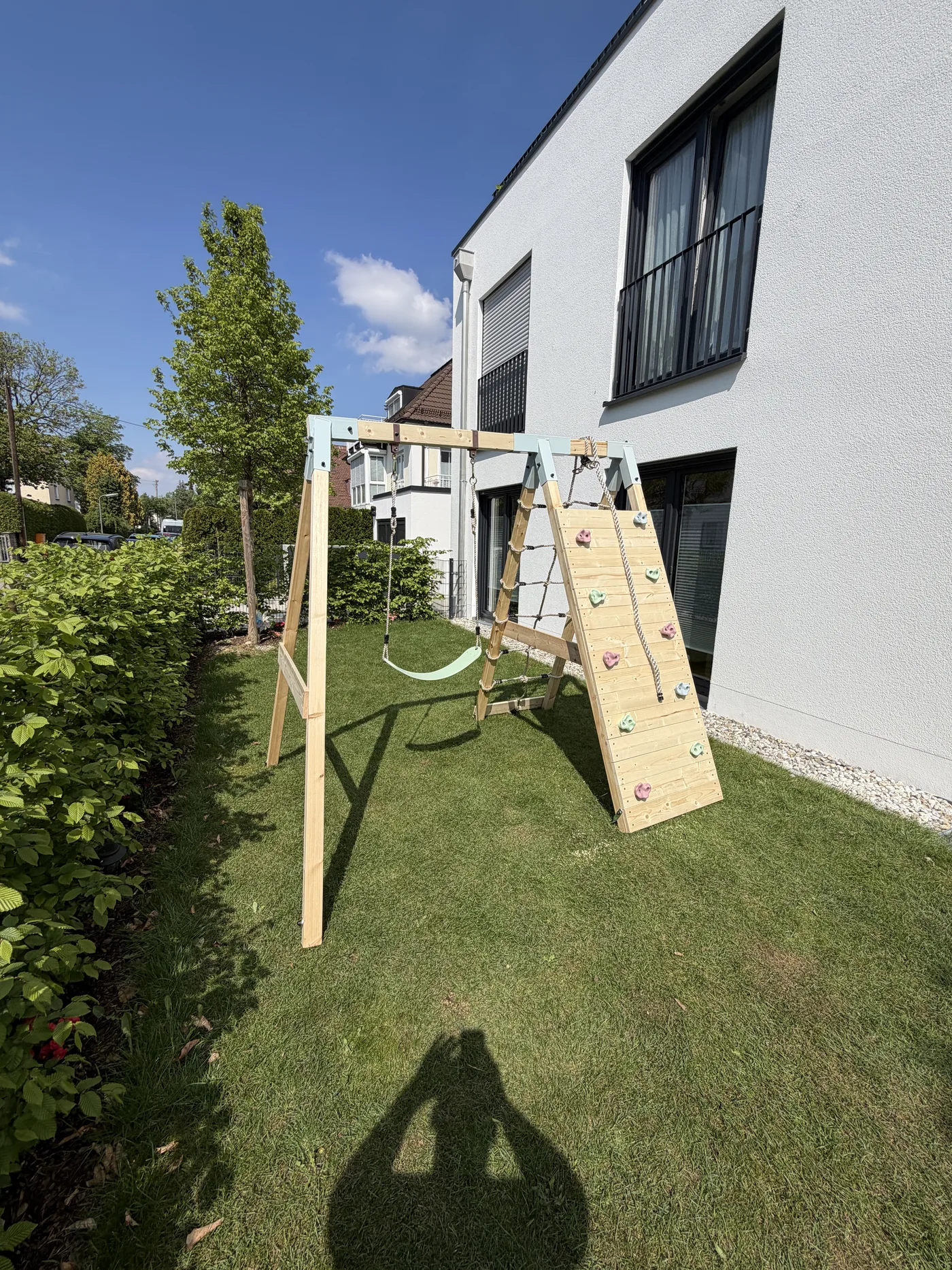 Fertig montierter Spielturm mit Kletterwand