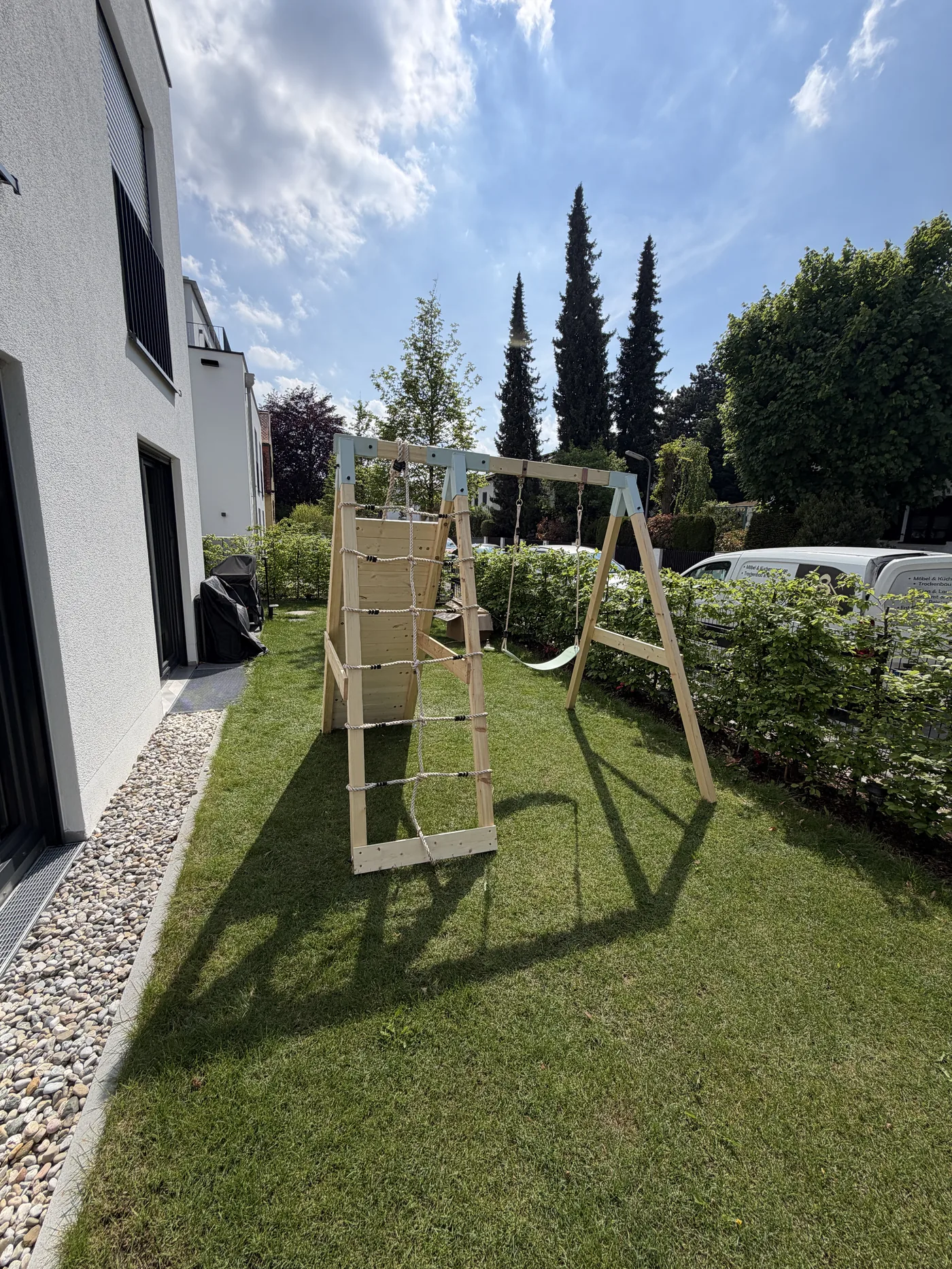 Fertiger Spielturm im Garten