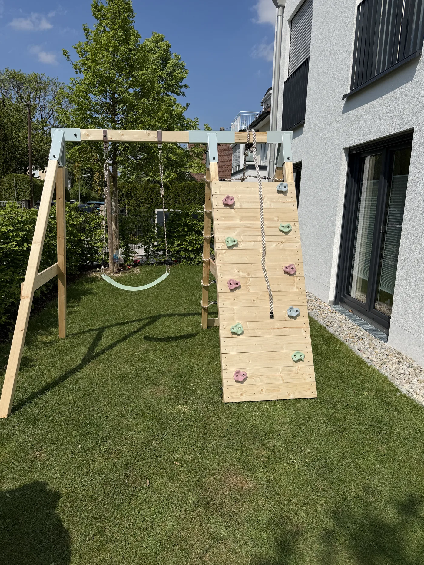 Spielturm Kletterwand im Garten