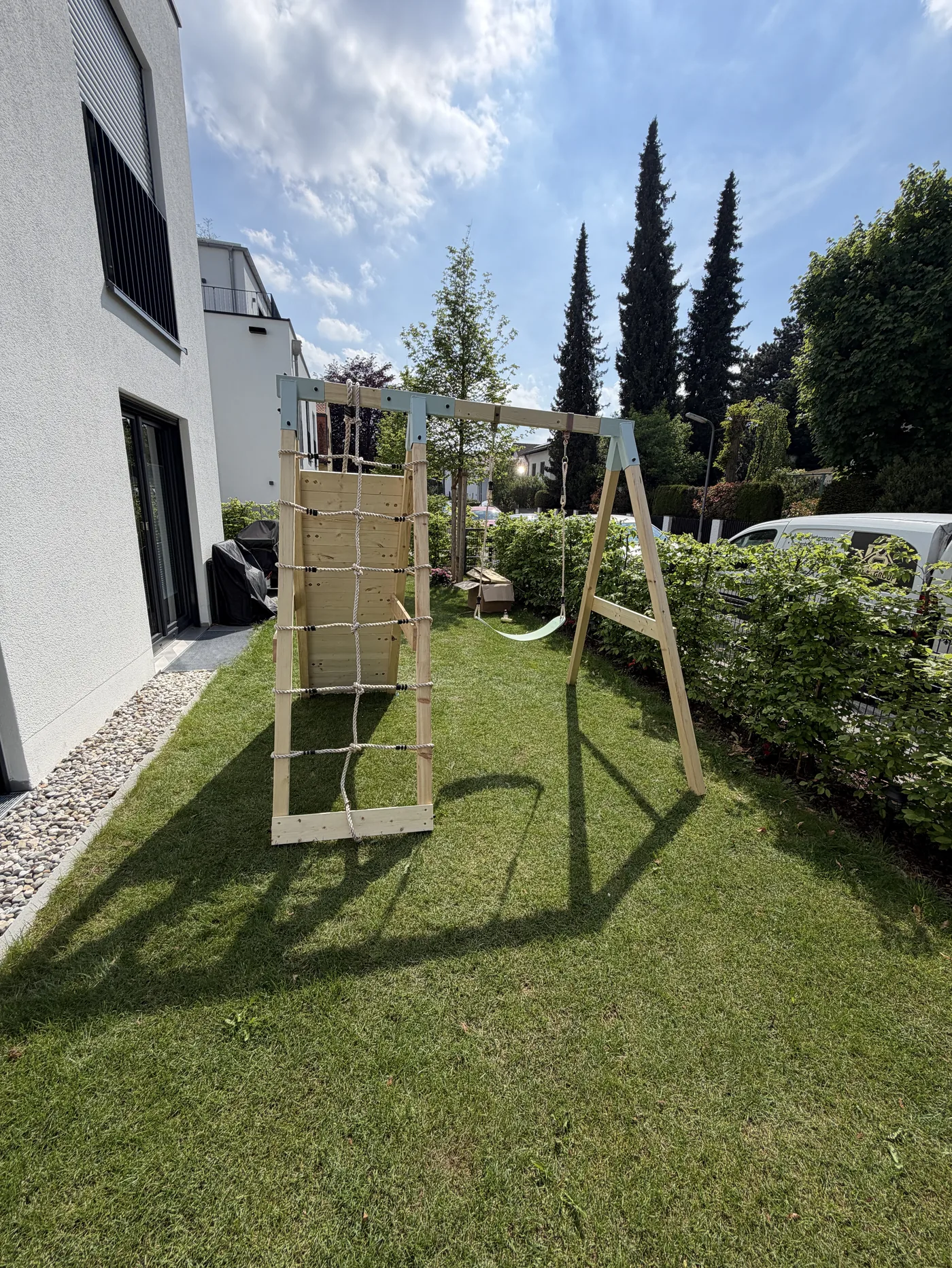 Spielturm mit Seilnetz und Schaukel