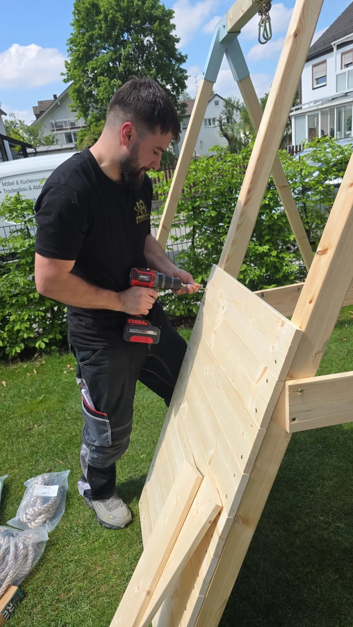 Montagearbeit am Spielturm mit Akkuschrauber
