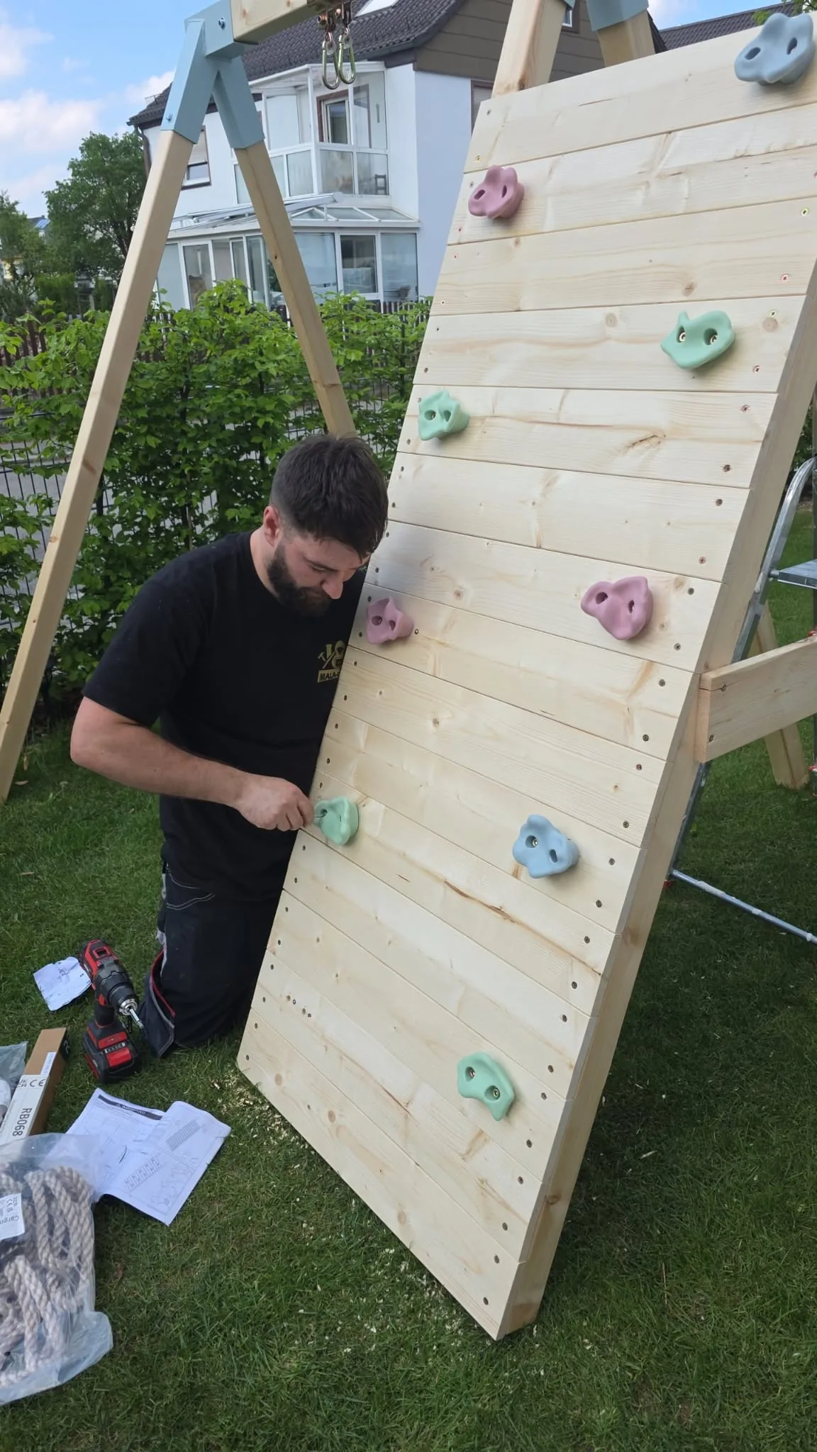 Klettergriffe werden montiert