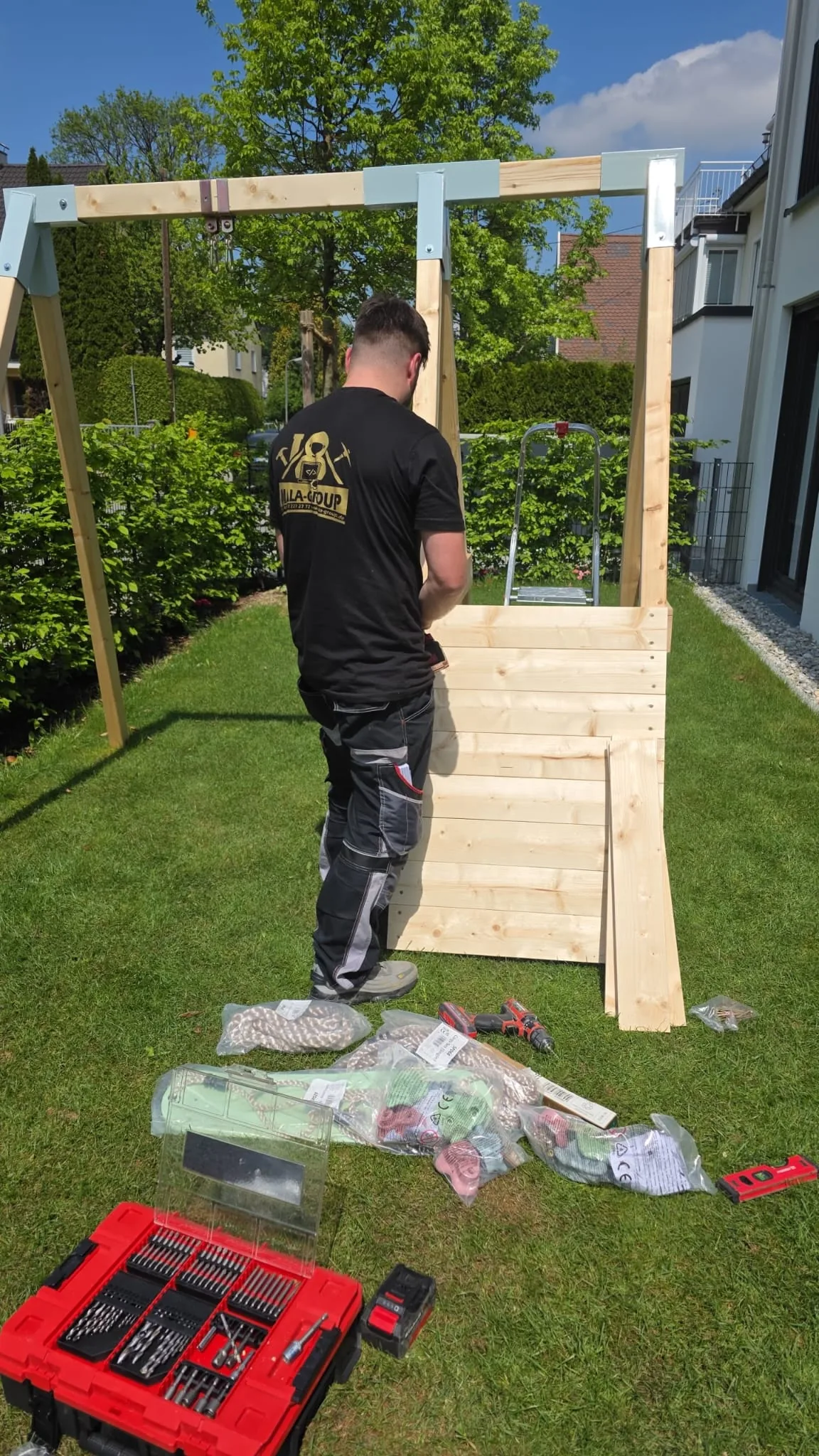 Rückseite des Spielturms während der Montage