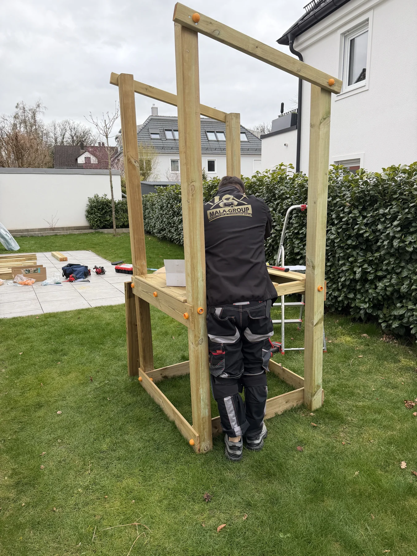 Aufbau des Spielturms im Garten