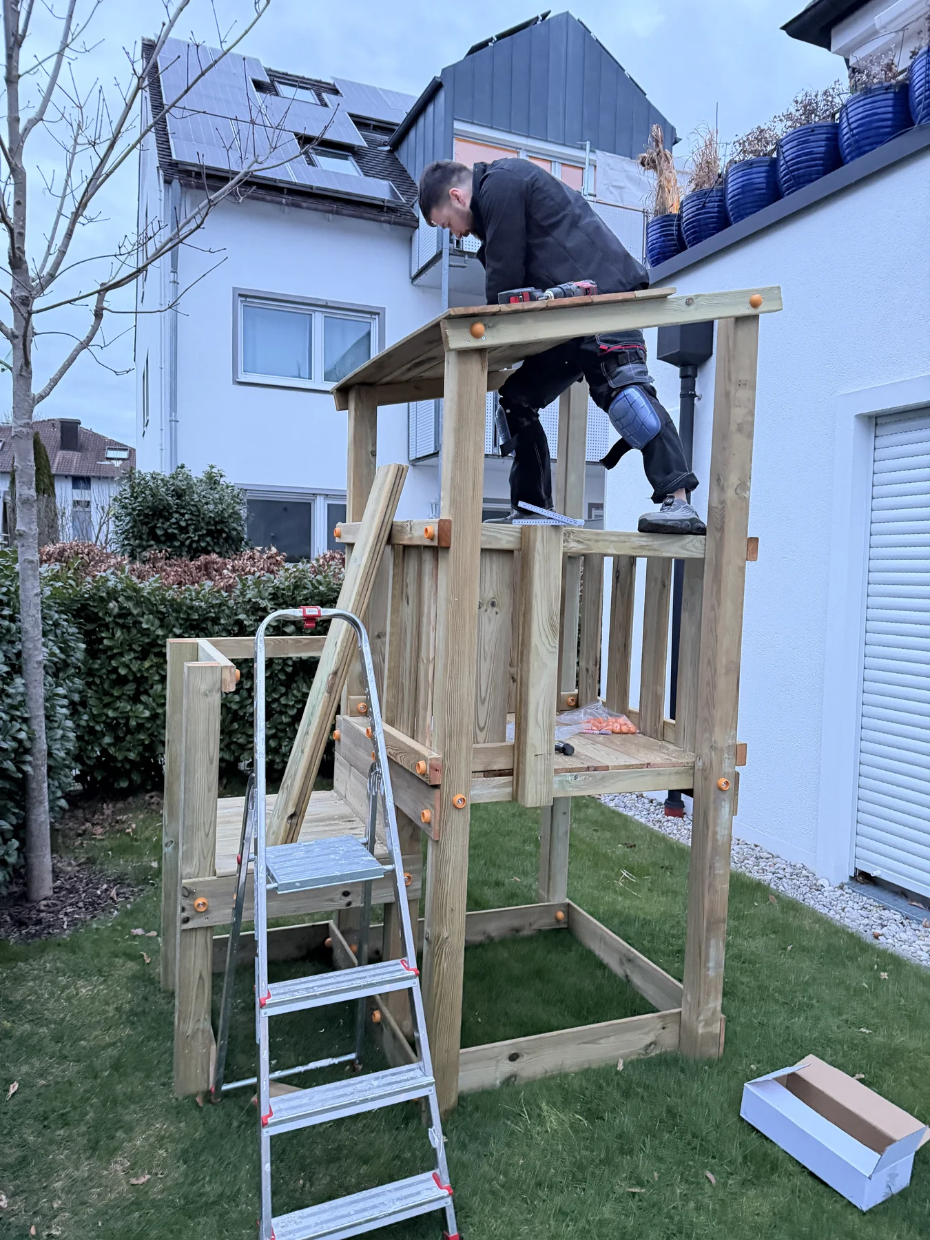 Spielturm Montage während der Arbeit