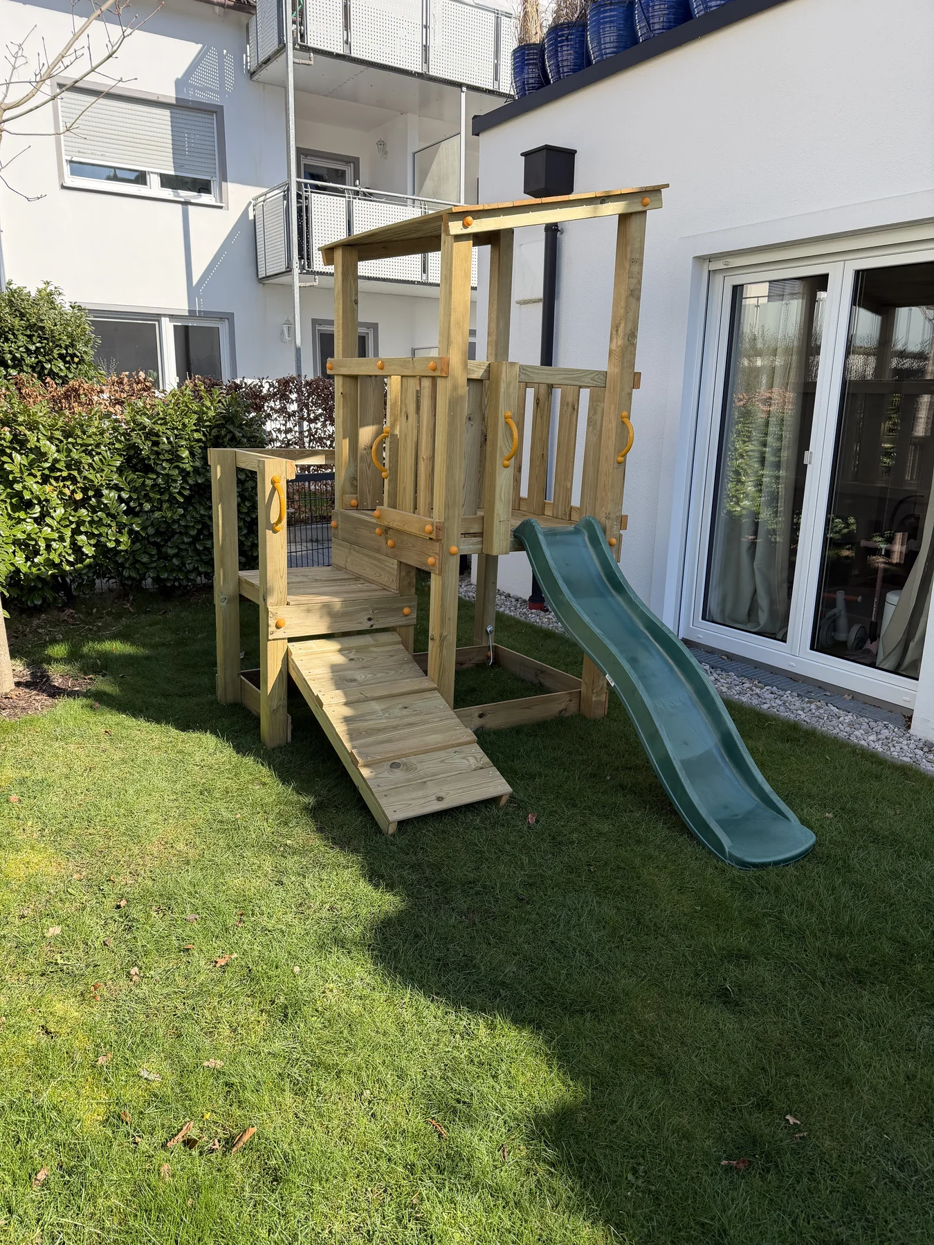 Fertig montierter Spielturm mit Rutsche
