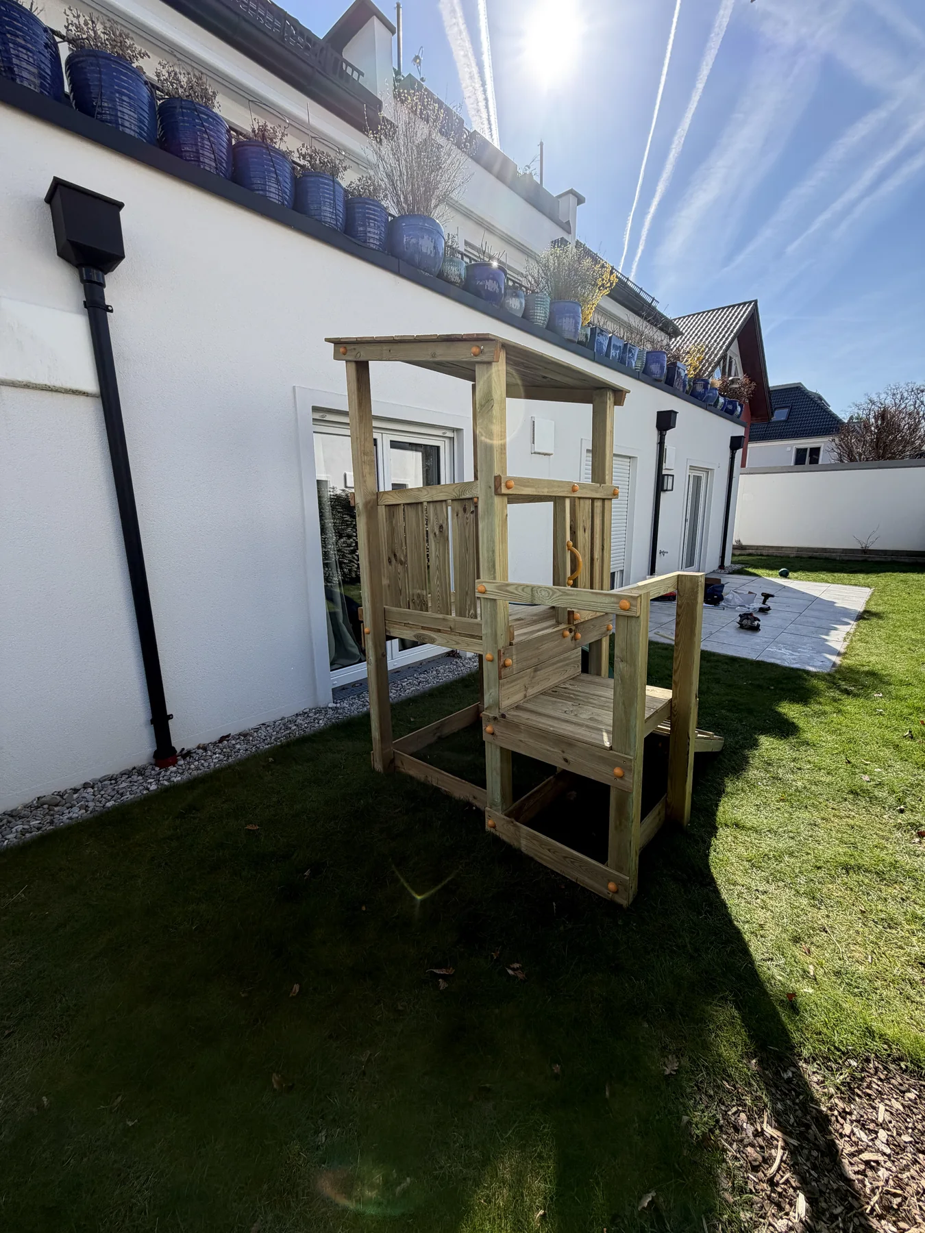 Fertig montierter Spielturm im Garten
