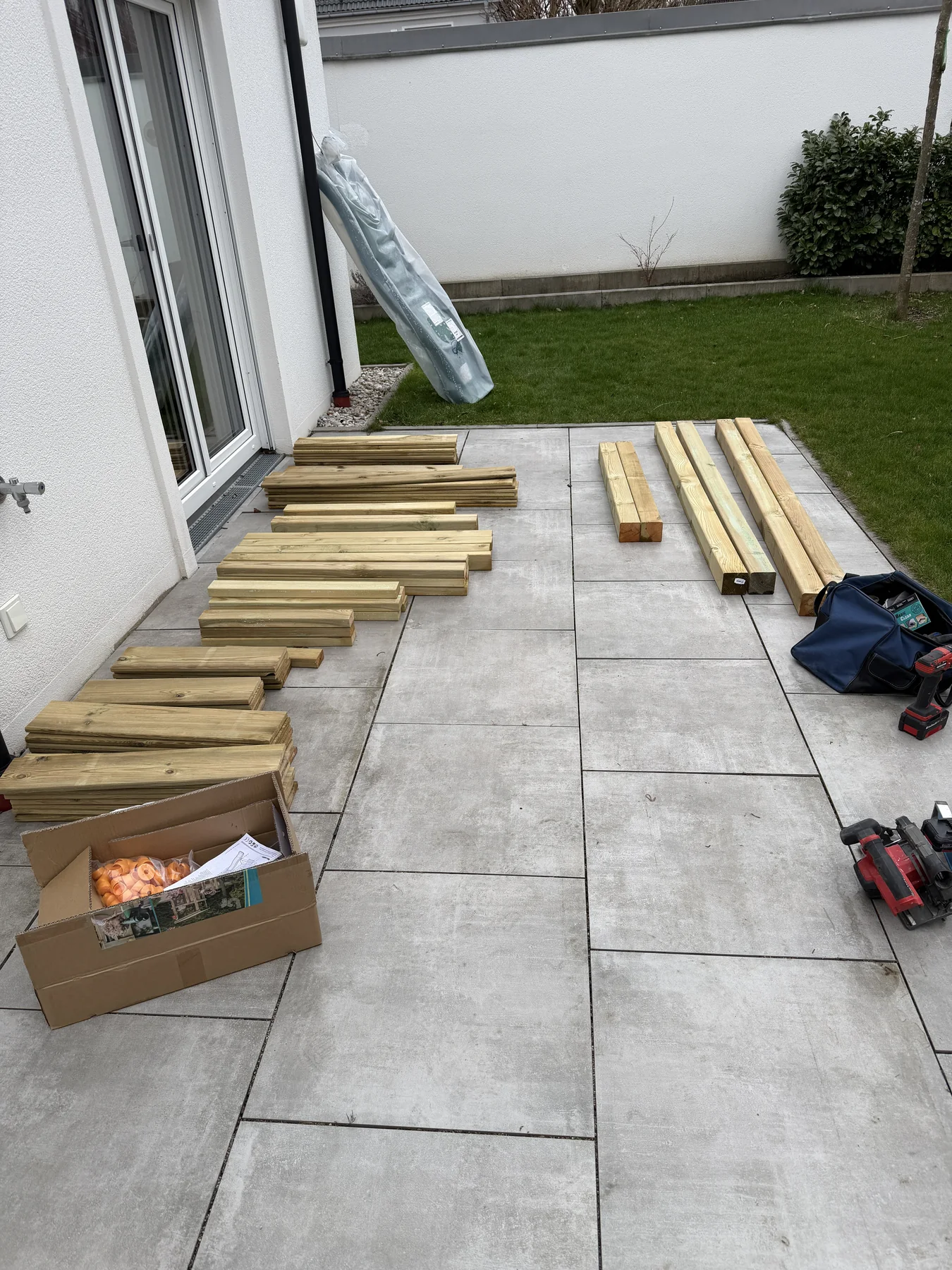 Material vor der Spielturm Montage