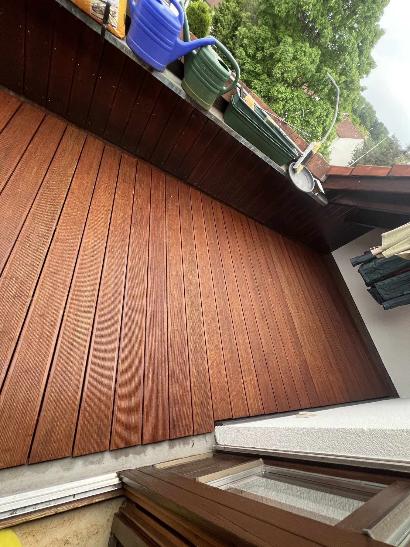 Fertige gereinigte Holzterrasse