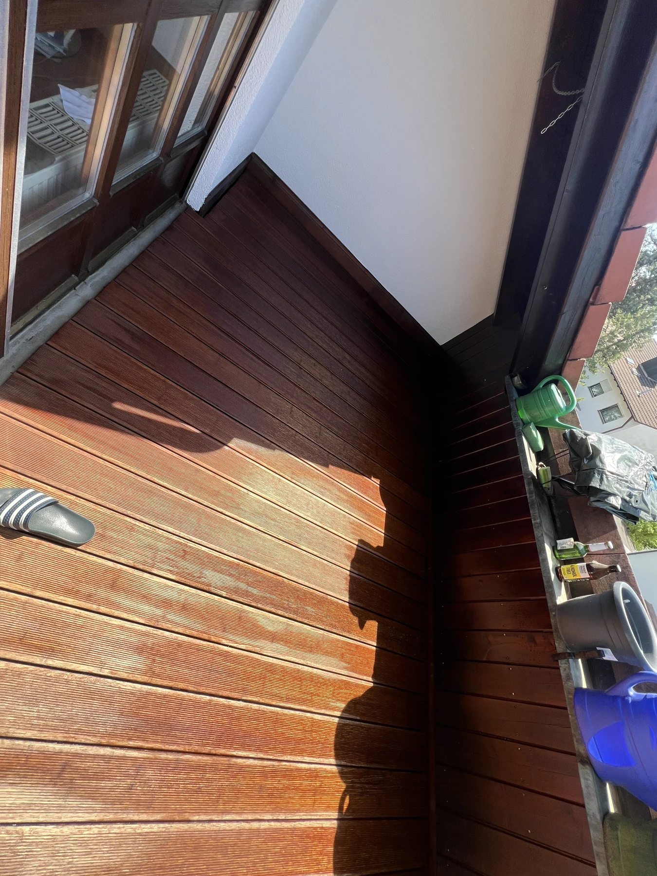 Reinigung der Holzterrasse im Prozess