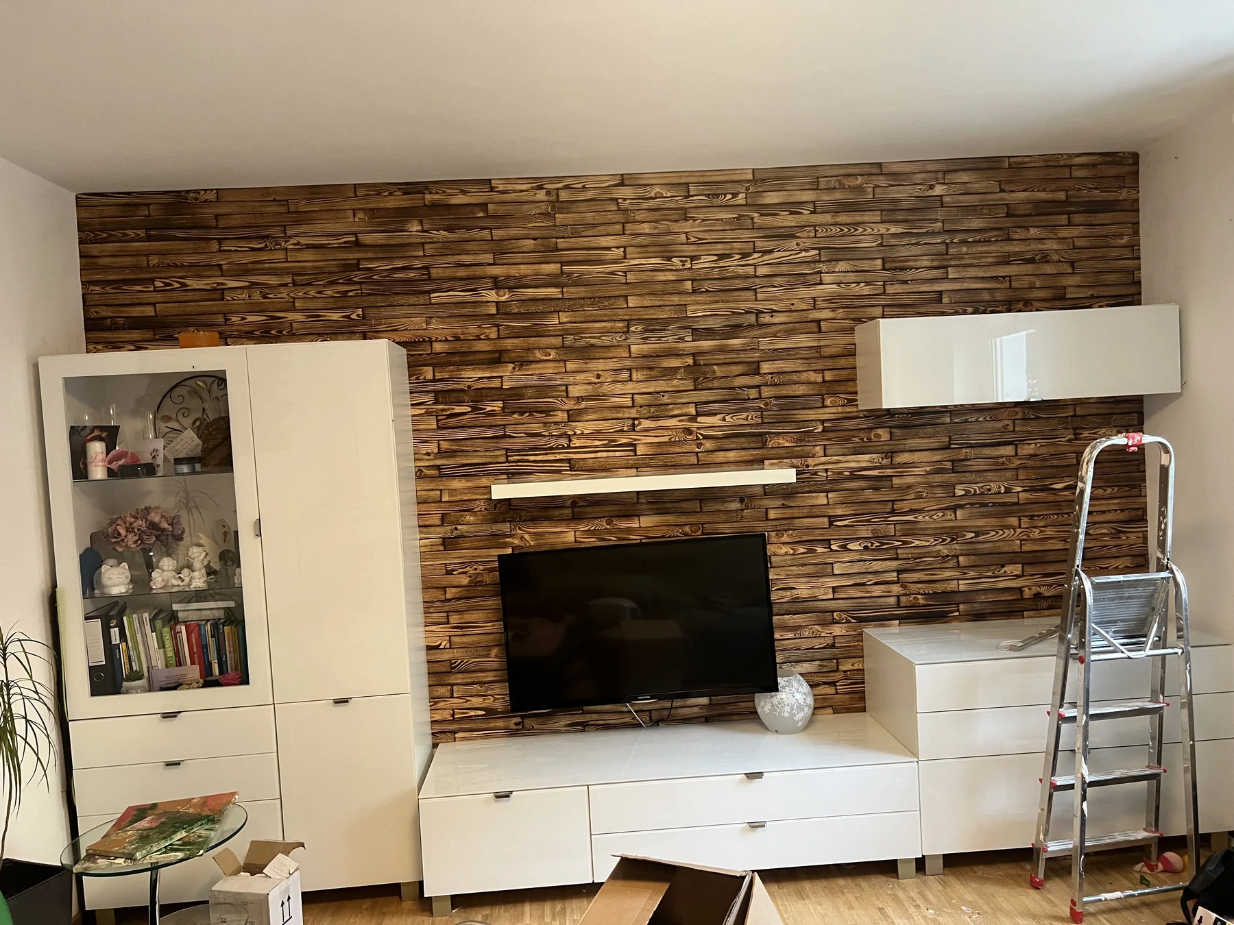 Wohnzimmer mit TV Wand Holzoptik
